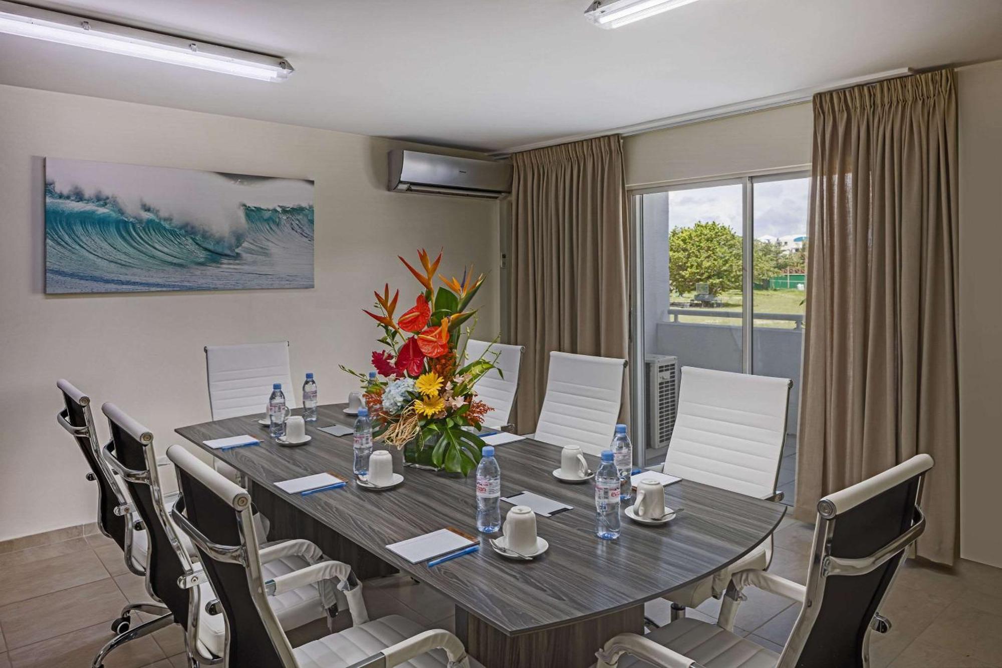 סימפסון ביי The Atrium Beach Resort And Spa, Ascend Hotel Collection מראה חיצוני תמונה