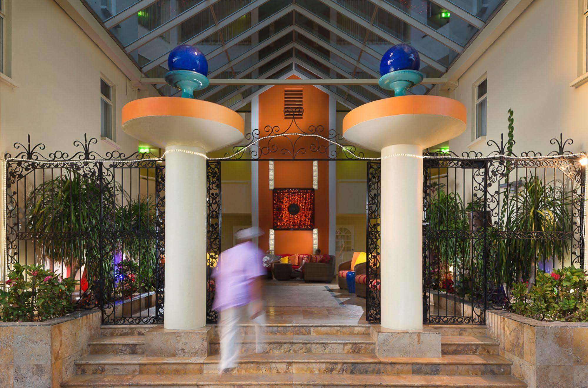 סימפסון ביי The Atrium Beach Resort And Spa, Ascend Hotel Collection מראה חיצוני תמונה